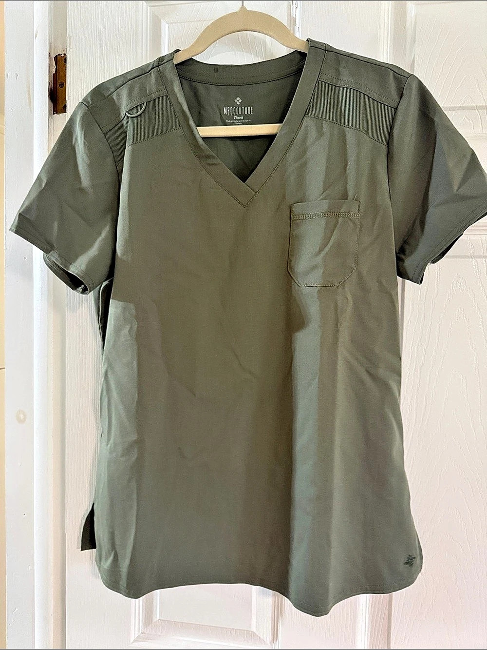 MedCouture MC7448 Scrub Top in Green Size Medium NWT
